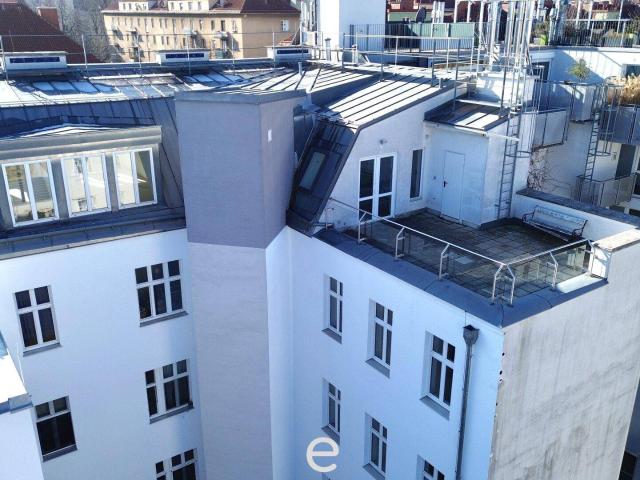 Stadtleben mit Panorama – Stilvolle Dachgeschosswohnung im Gründerzeithaus