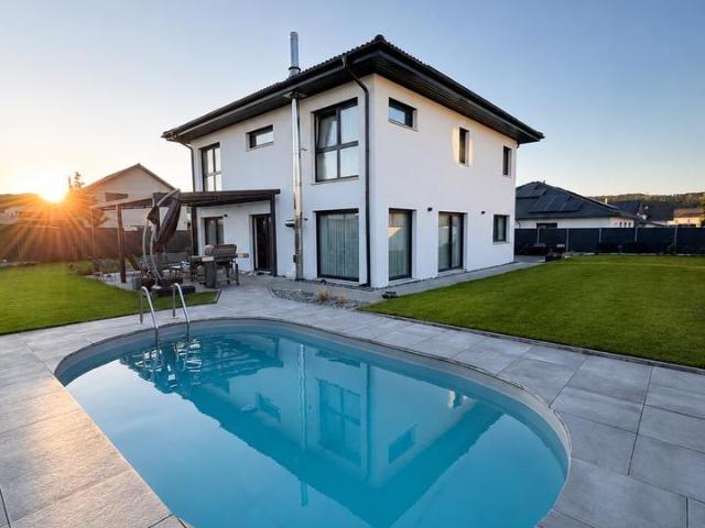 Stadtvilla Neubau 2021 mit Pool | 185m² | KfW40+ | PV + Speicher