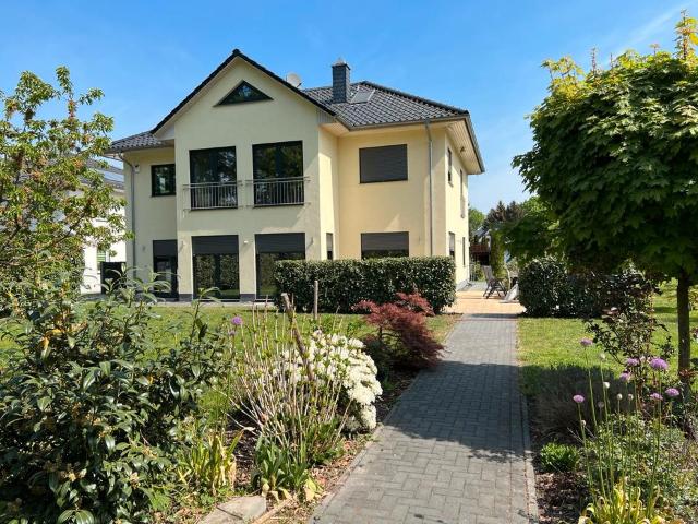 Stadtvilla, ca. 250 m² WFL, 3000m² 3 Garagen, Platz für 2DHH