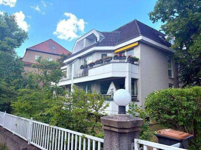 Stadtvilla im gepflegten Westend, Haus im Haus Maisonette Wohnung EG/Souterrain mit 2 Bädern + Gäste WC, Fußbodenheizung und EBK! Erstbezug nach Ren