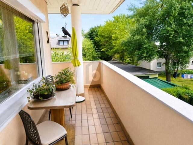 STADTWOHNUNG MIT GROßEM BALKON, GRÜNBLICK UND HOCHWERTIGER TISCHLERAUSSTATTUNG