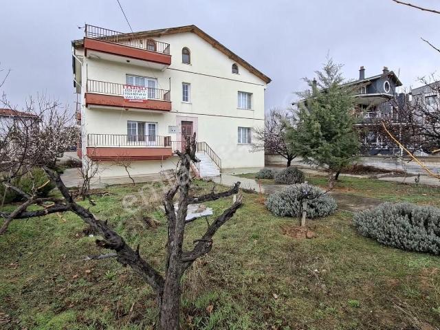 Stadyum Yan Tarafında Kendine Ait Bahçesi Olan Kiralık 2+1 Daire