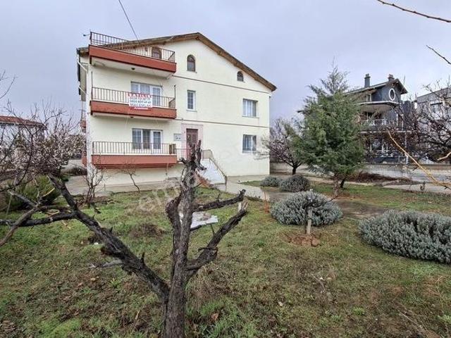 Stadyum Yan Tarafında Kendine Ait Bahçesi Olan Kiralık 2+1 Daire