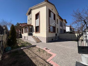 Stadyum'a Yürüme Mesafesinde, Temiz, Bakımlı Villa Tipi Triblex!