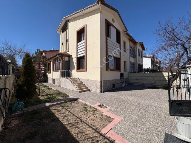 Stadyum'a Yürüme Mesafesinde, Temiz, Bakımlı Villa Tipi Triblex!