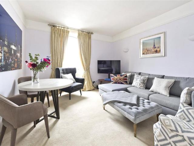 Stafford Terrace, Kensington, London. 1 bed flat to rent £2,708 pcm £625 pw