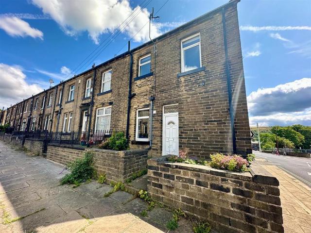 Stafford Parade, Skircoat Green, Halifax 3 bed end of terrace house to rent £1,100 pcm £254 pw