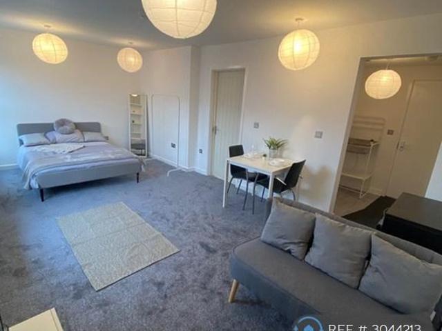Stafford, Stafford, ST16 Studio to rent £545 pcm £126 pw
