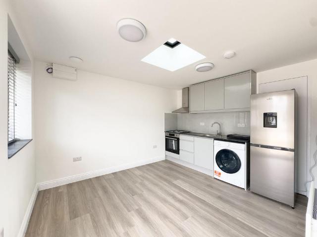 Stag Lane, Edgware, HA8 1 bed flat to rent £1,450 pcm £335 pw