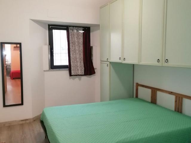 Staglieno, Via Bobbio, a 10 minuti dal centro, comodo ingresso autostrada Genova Est, con posto auto scoperto, appartamento ben arredato, ristrutturato, composto di ingresso in salottino, cucina, bagno, camera. Aria condizionata. Contratto SOLO TRANSITORI