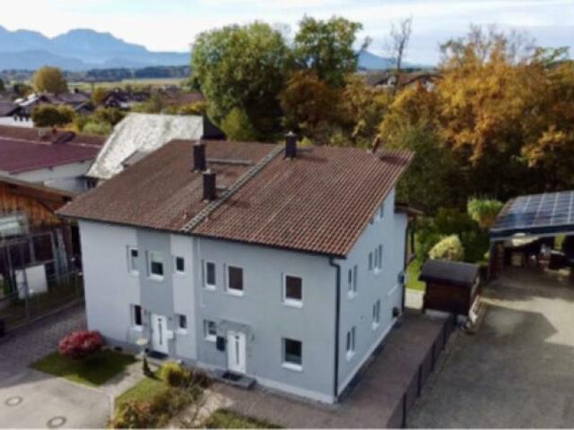 Stahlhalle und 2 Doppelhaushälften