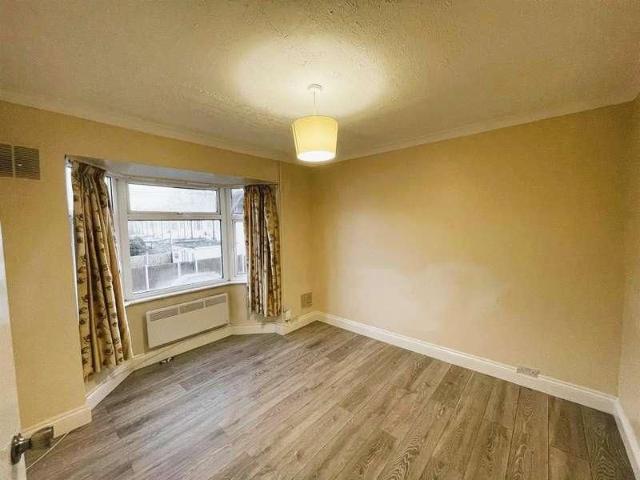 Stainash Crescent, Staines upon thames, TW18