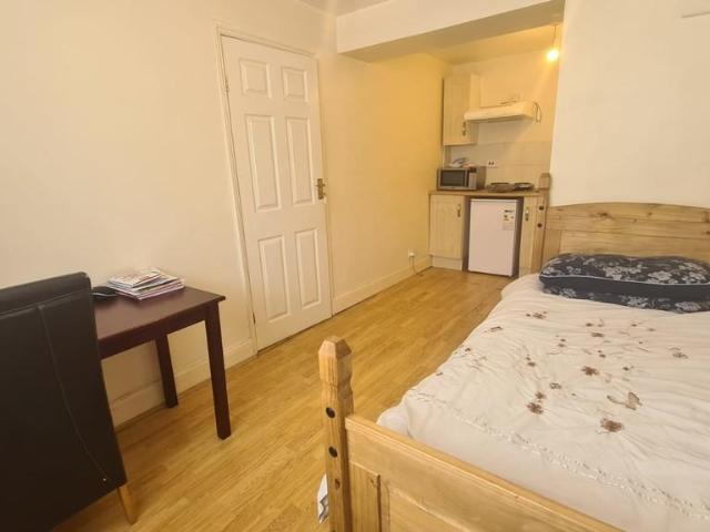 Stainby Close, West Drayton Studio to rent £900 pcm £208 pw