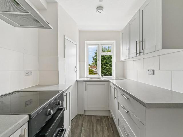 Staines, Middlesex, TW18 1 bed flat to rent £1,450 pcm £335 pw