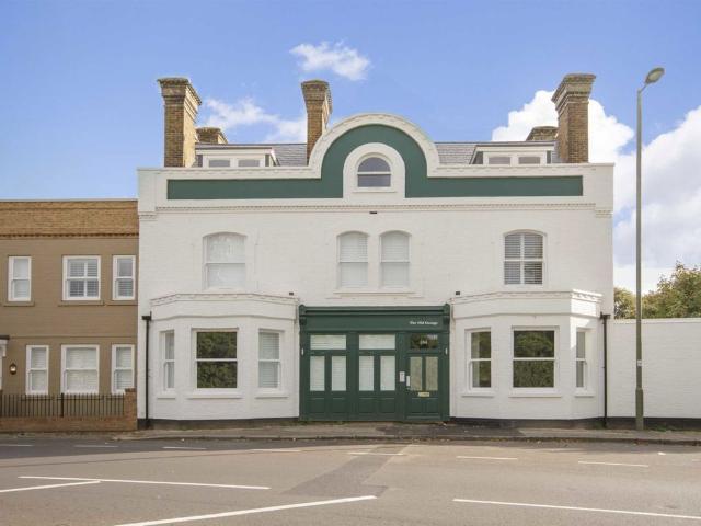 Staines Road East, Lower Sunbury TW16, 3 bed flat to rent, £1,995 pcm | PrimeLocation