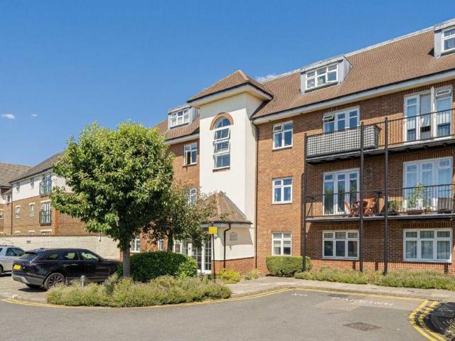Staines Road East, Sunbury On Thames. 3 bed flat to rent £1,795 pcm £414 pw