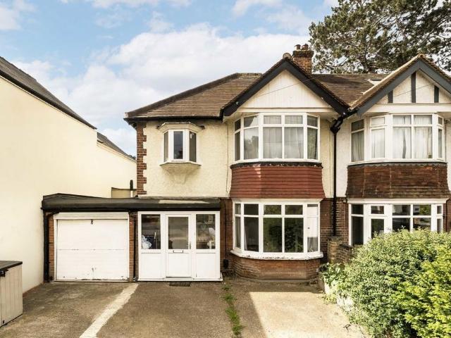 Staines Road East, Sunbury On Thames. 3 bed house to rent £2,695 pcm £622 pw