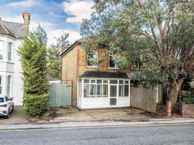 Staines Road East, Sunbury On Thames. 3 bed semi detached house to rent £2,400 pcm £554 pw