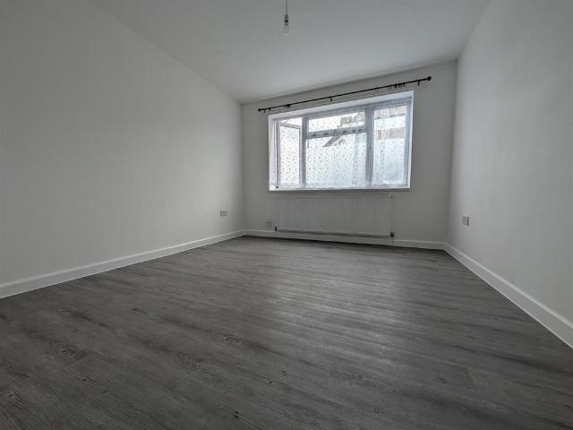 Staines Road, Feltham 2 bed flat to rent £1,600 pcm £369 pw