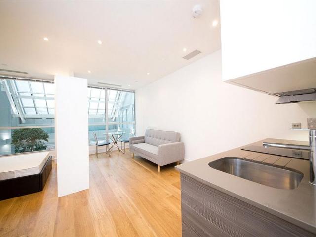 Staines Road, Hounslow TW3 Studio to rent £1,350 pcm £312 pw
