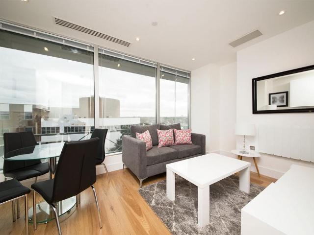 Staines Road, Hounslow TW3 Studio to rent £1,350 pcm £312 pw