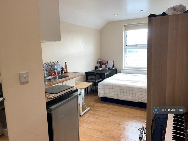 Staines Road, Hounslow, TW3 Studio to rent £950 pcm £219 pw