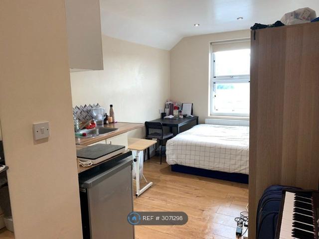 Staines Road, Hounslow TW3, Studio to rent, £950 pcm | PrimeLocation