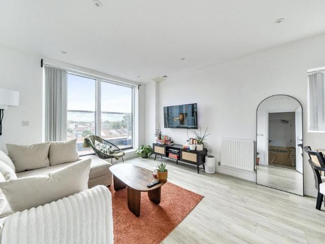 Staines Road, Hounslow TW3 1 bed apartment to rent £1,500 pcm £346 pw