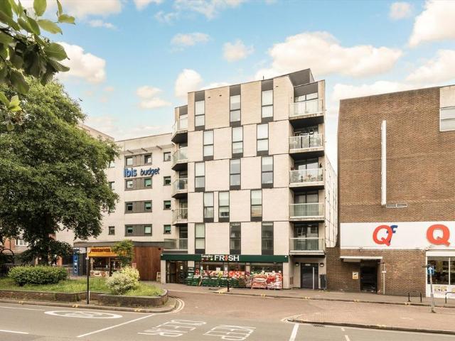 Staines Road, Hounslow TW3 1 bed flat to rent £1,500 pcm £346 pw