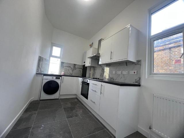 Staines Road, Hounslow TW3 2 bed apartment to rent £1,900 pcm £438 pw