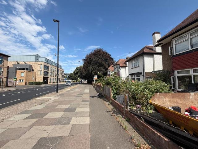 Staines Road, Hounslow TW3 7 bed semi detached house to rent £5,999 pcm £1,384 pw
