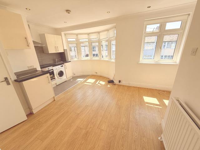Staines Road, Ilford IG1, 1 bed flat to rent, £1,400 pcm | PrimeLocation
