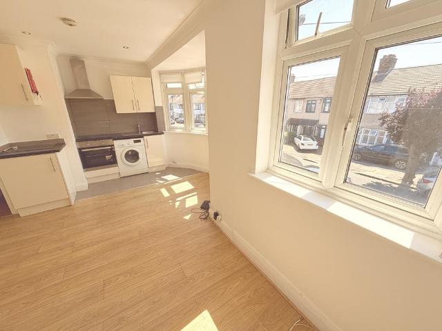 Staines Road, Ilford IG1 1 bed flat to rent £1,400 pcm £323 pw