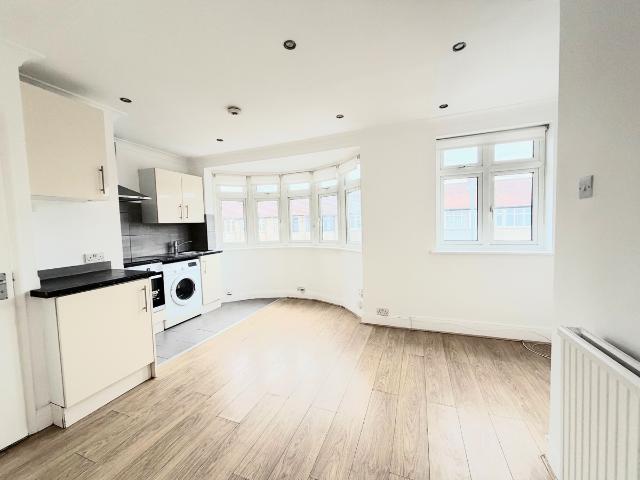 Staines Road, Staines Road, Ilford IG1, 1 bed flat to rent, £1,350 pcm | PrimeLocation