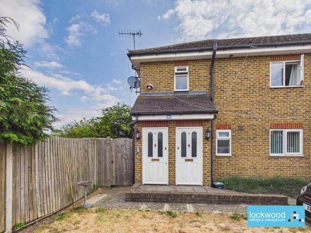 Staines Road West, Ashford 1 bed flat to rent £1,175 pcm £271 pw