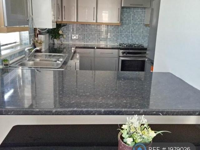 Staines Road West, Sunbury On Thames. 2 bed flat to rent £1,600 pcm £369 pw