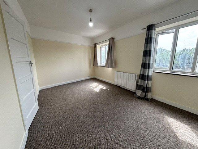 Staines Road West, Sunbury on Thames. 2 bed house to rent £1,550 pcm £358 pw