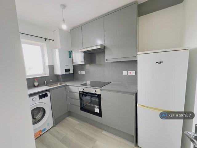 Staines Road West, Sunbury On Thames. 3 bed flat to rent £1,972 pcm £455 pw