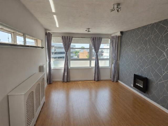 Staines Road West, Sunbury On Thames TW16, 2 bed flat to rent, £1,450 pcm | PrimeLocation