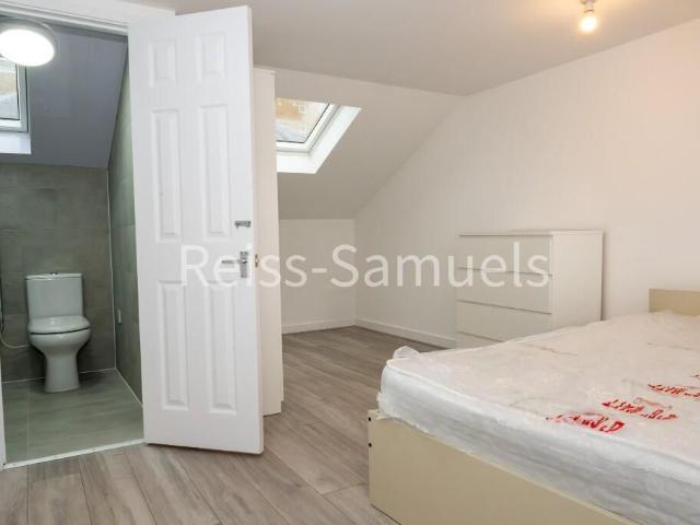 Staines Road West, Sunbury On Thames TW16, 3 bed maisonette to rent, £1,950 pcm | PrimeLocation
