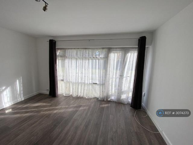 Staines Road, Twickenham, TW2 2 bed flat to rent £1,900 pcm £438 pw