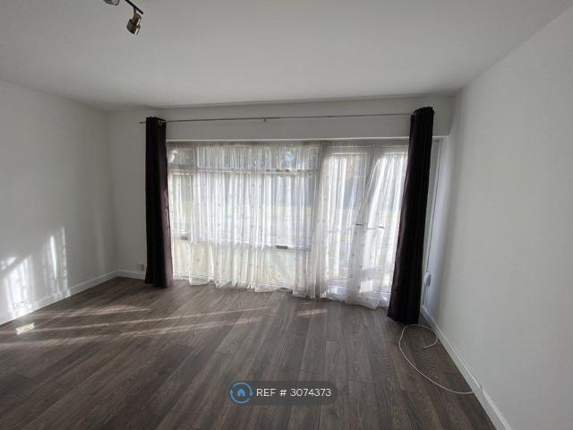 Staines Road, Twickenham TW2, 2 bed flat to rent, £1,850 pcm | PrimeLocation