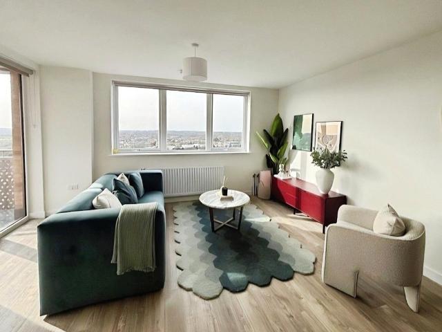 Staines Upon Thames TW18 2 bed flat to rent £2,203 pcm £508 pw