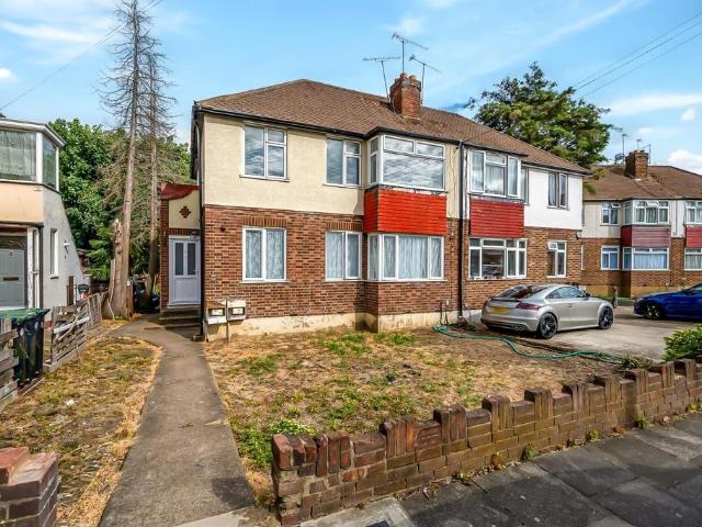 Stainton Road, Enfield 2 bed flat to rent £1,700 pcm £392 pw