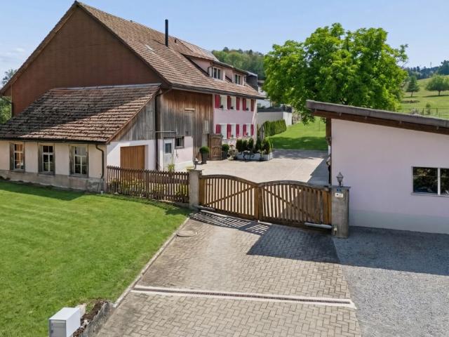 Stall, Reitplatz und Führanlage sowie Weiden direkt am Haus