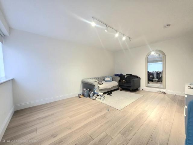 Stamford Close 2 bed ground floor maisonette to rent £1,850 pcm £427 pw