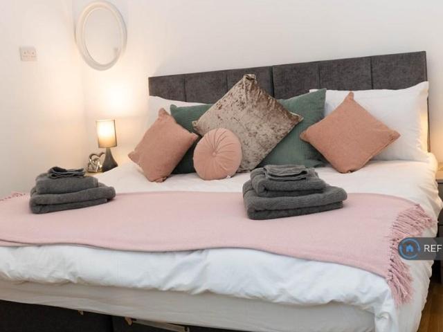 Stamford Road, London, N15 3 bed semi detached house to rent £2,690 pcm £621 pw