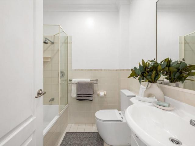 Stand alone townhouse in ideal Wooloowin location