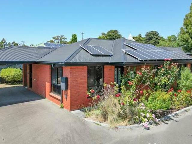 Stand Alone Villa with Solar Close to the Shopping Centre