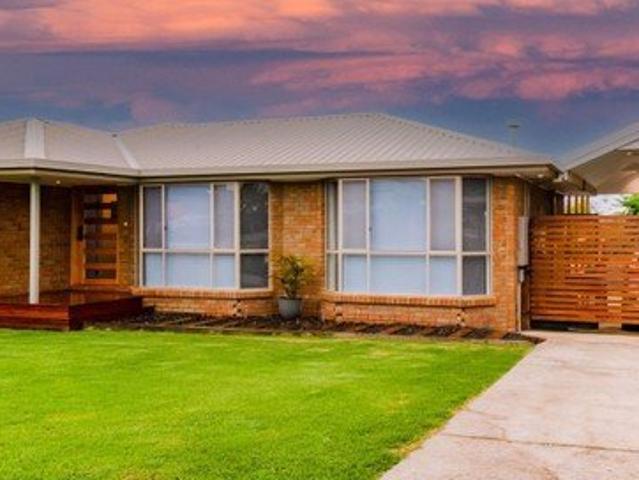STANDOUT LIVING ON STIRLING!